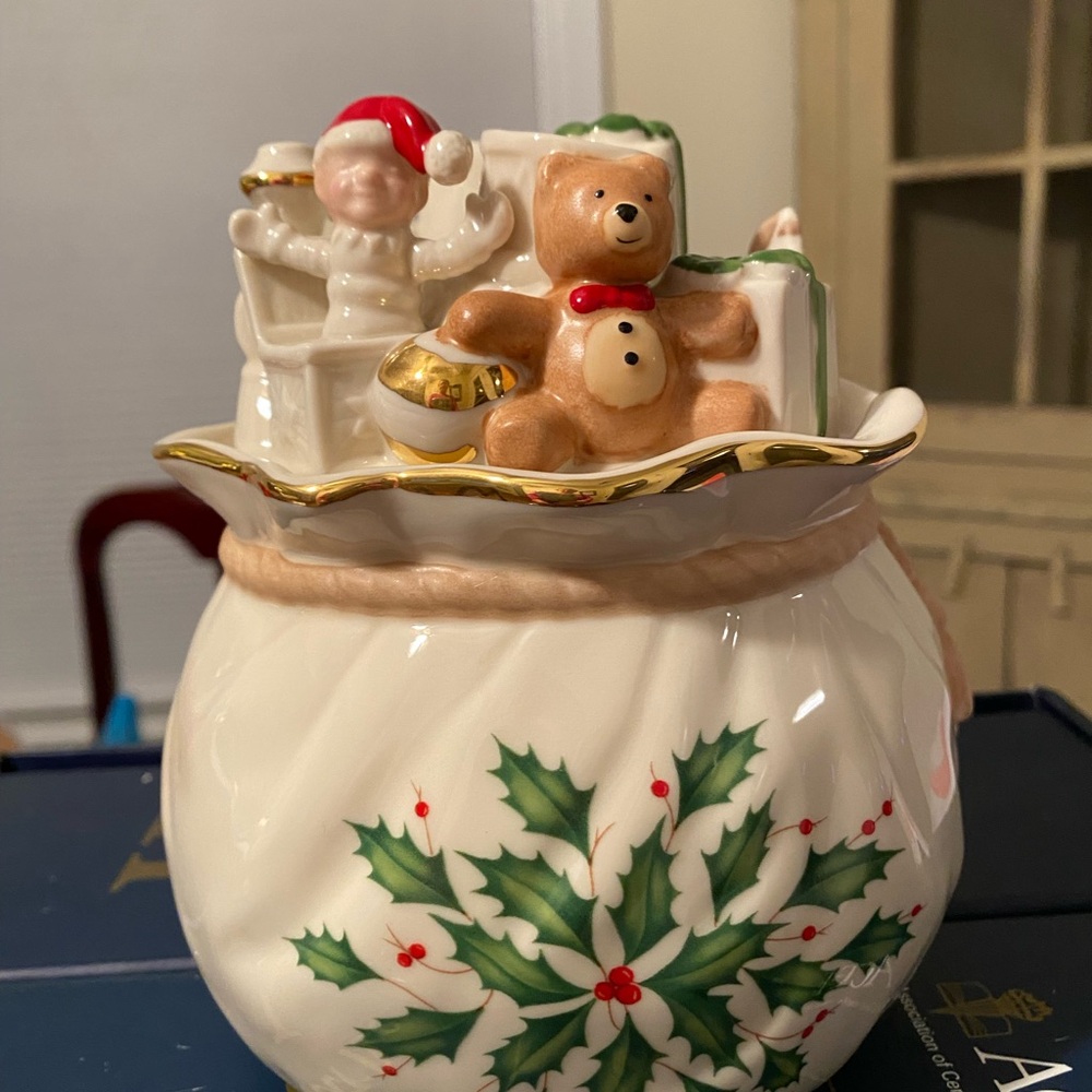 Lenox Holiday Cookie Jar - Festive White - Picture 3 of 5